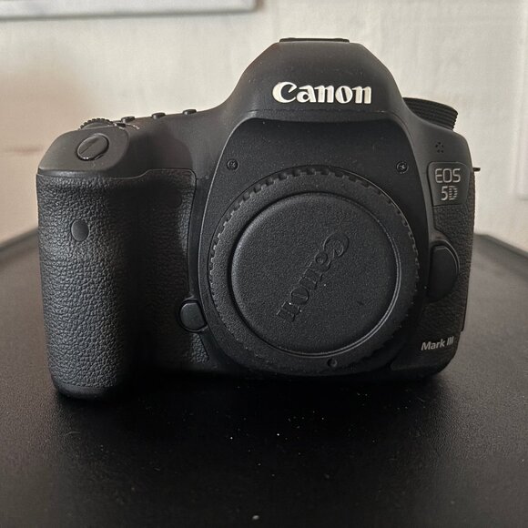 Canon EOS 5D Mark III / Full-HD Video Mode Digital SLR Camera (Body) - Picture 1 of 15